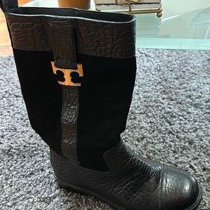 Boots perfect for fall. In good conditions. Very pretty, used a few times.